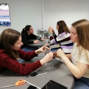 De upcycle instrumenten dragen de stempel van de maker en de kleine onvolmaaktheden die handmatige productie kenmerken, maken ze uniek en gegeerd.rbt