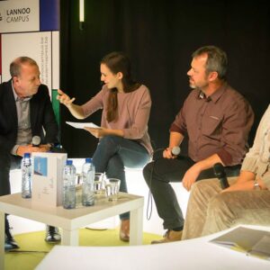 Carmien Michels modereert het rondetafelgesprek met Kurt Van Eeghem, Bernadette Van Hulle en Jos Maes.